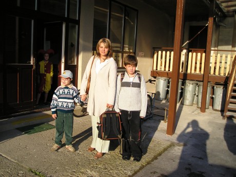 před školou s mamkou.jpg