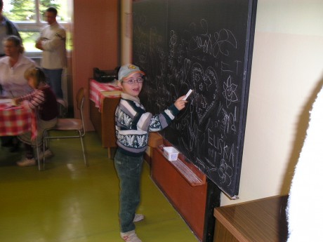 u tabule ve třídě šk. klubu.jpg